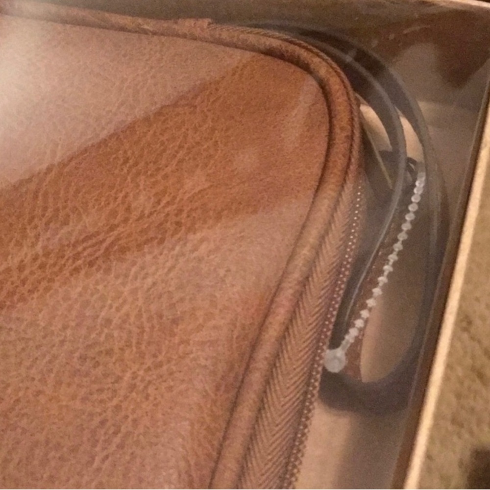 Frye and Co. Vegan Leather Tech Storage Color Cognac Brown Case NWT IN GIFT BOX! - Picture 5 of 7